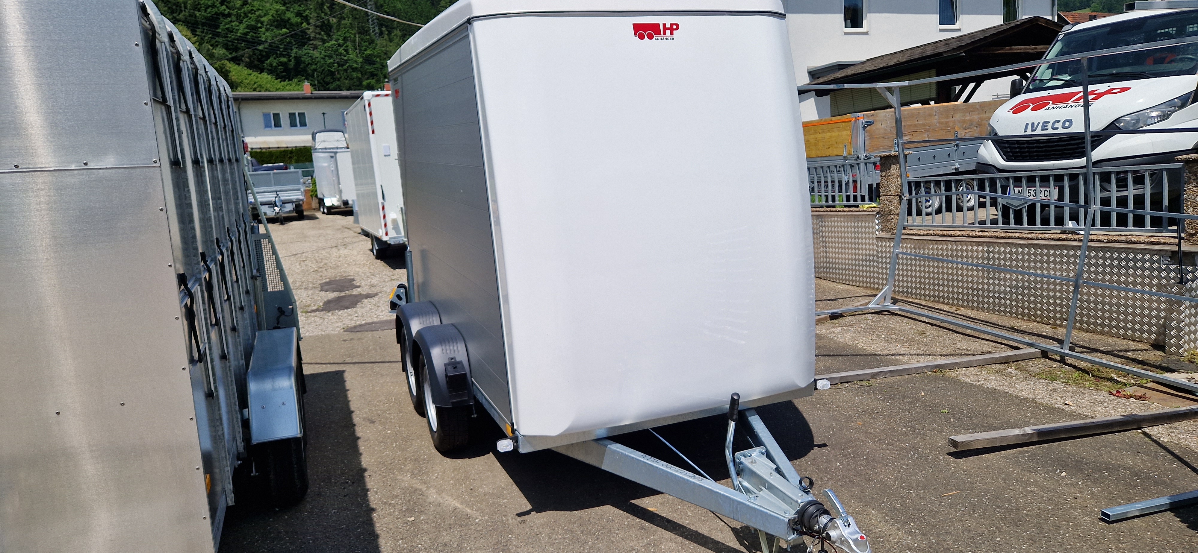 PKW-Anhänger, Autoanhänger, Kofferanhänger HP 273116, ALU + Polydach und Bug, 2700 kg Tandem